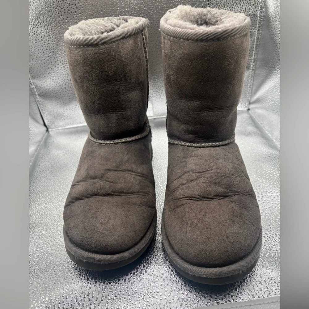 UGG Boots Grey Classic Short Suede Sheepskin Womens Size 6/ Youth Size 4